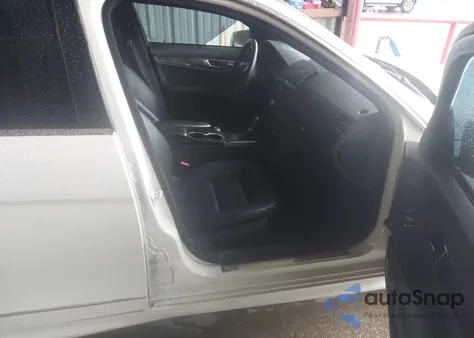 2010 Mercedes-Benz C 300 Luxury/Sport z USA, uszkodzony, nr VIN WDDGF5EB3AR088873